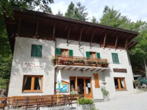 Passeggiata Baita Ciclamino Trentino vacanze